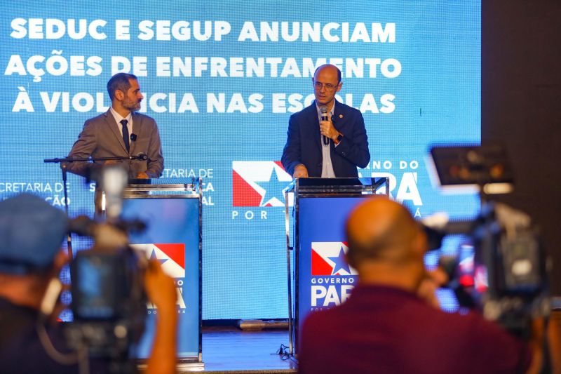 O titular da Seduc, Rossieli Soares (dir.) e o secretário de Segurança Pública, Ualame Machado, na coletiva à imprensa 