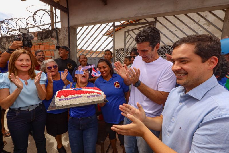Governador ganhou bolo dos moradores de Outeiro, satisfeitos com a nova pavimentação das ruas da ilha  