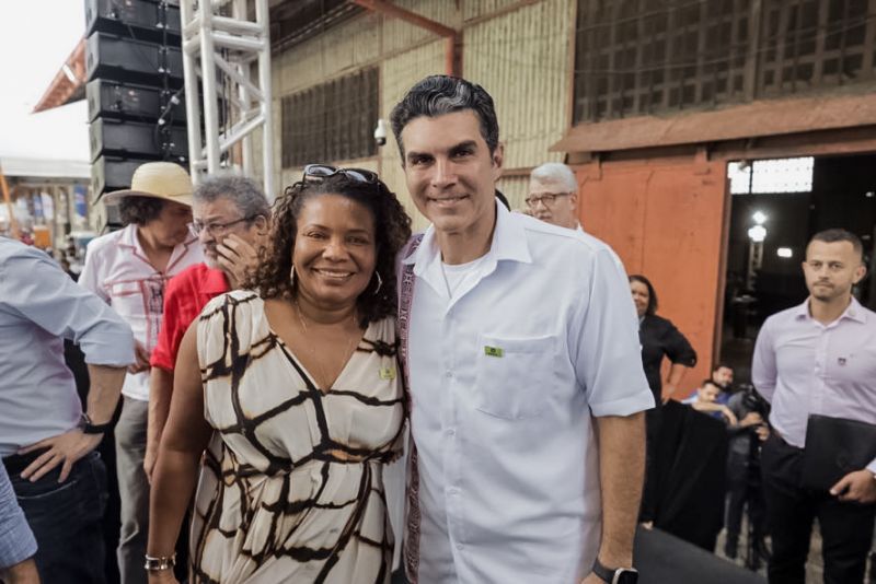 O governador Helder Barbalho em um momento de confraternização com a ministra da Cultura, a cantora baiana Margareth Menezes