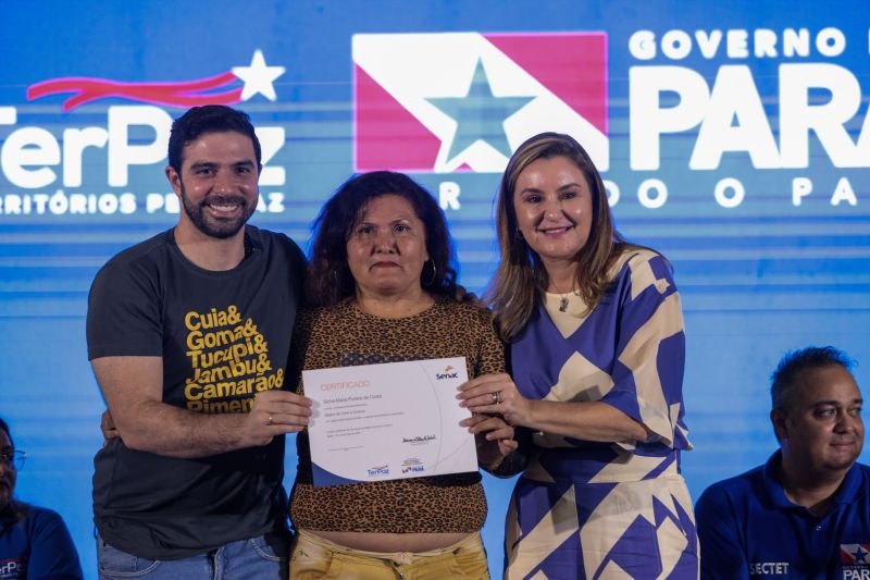 Governadora em exercício, Hana Ghassan (d), e o secretário Igor Normando com uma das alunas certificadas