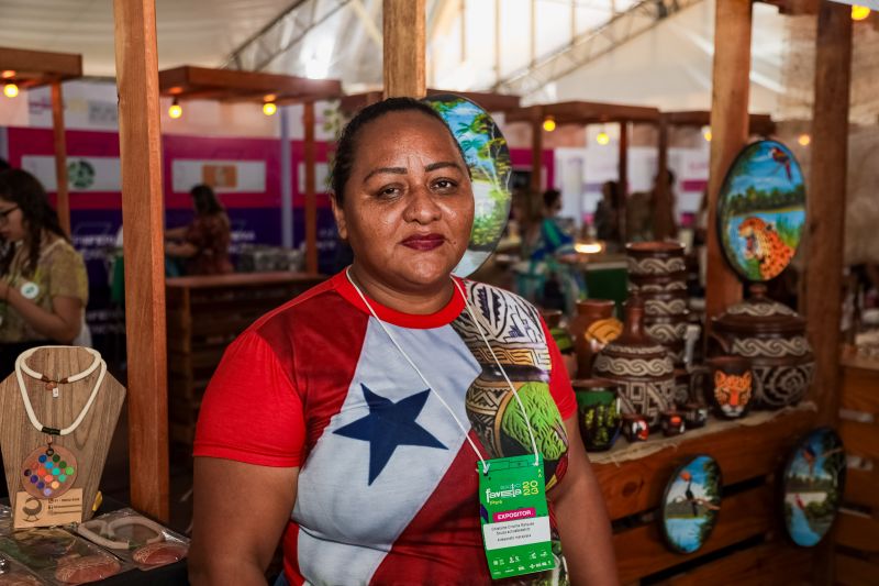 Expositora / empreendedora (Artesanato Marajoara),  Ghislaine Schusterschitz <div class='credito_fotos'>Foto: Marco Santos / Ag. Pará   |   <a href='/midias/2023/originais/17350_6191e69e-306a-1612-c026-846d231fcbc5.jpg' download><i class='fa-solid fa-download'></i> Download</a></div>