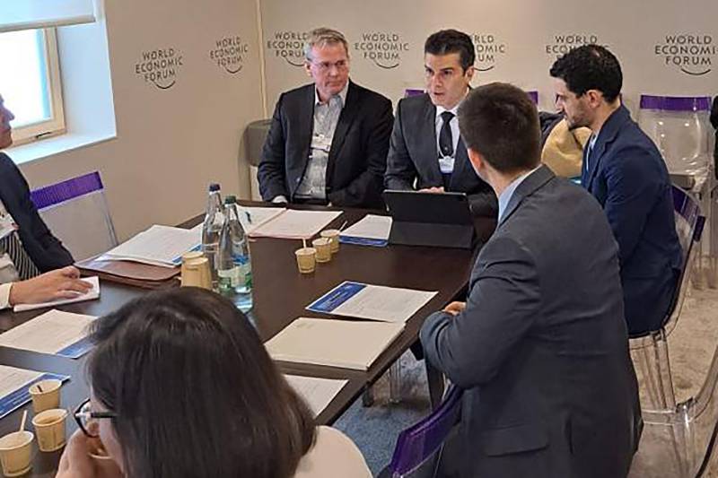 Governador Helder Barbalho em reunião em Davos, na Suíça, nesta terça-feira (17)