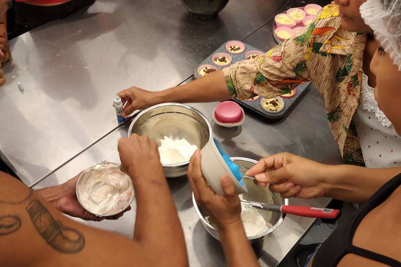 O minicurso mostrou como produzir um cupcake desde da massa até o recheio