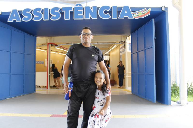 o mototaxista Wanderson Moraes, de 39 anos, veio cadastrar a filha, Lohana Vitória, de 10 anos