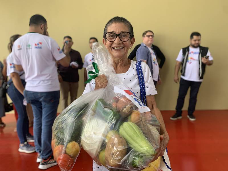 Moradora exibe com alegria a cesta de hortaliças, legumes e frutas recebida nesta sexta-feira da Ceasa, Seac e Fadesp