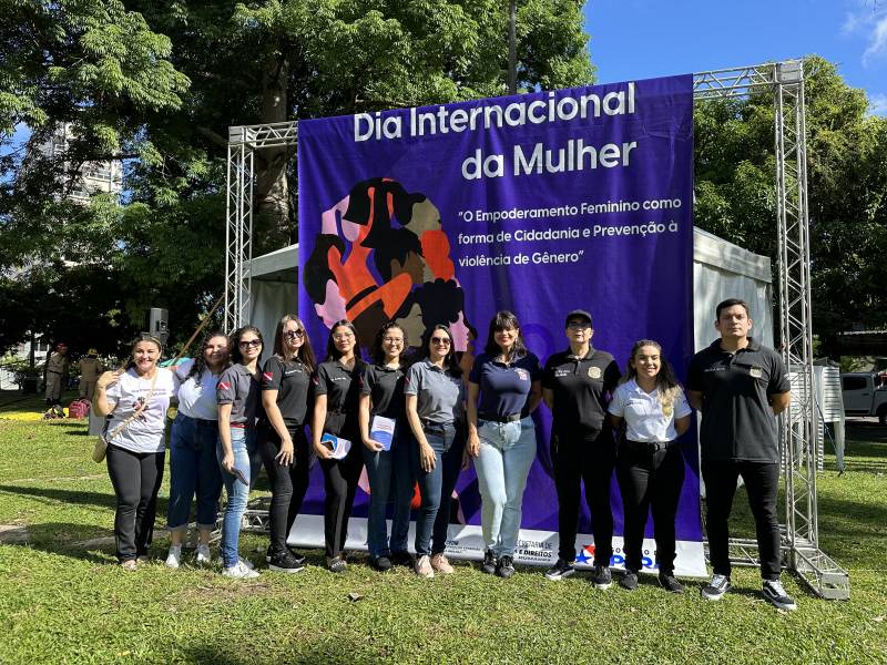 A equipe da Segup empenhada na ação de conscientização contra a violência de gênero, na Praça Brasil