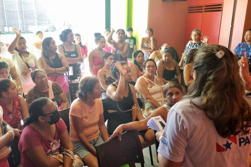 Servidoras da Sespa conversam com as mulheres da Cabanagem sobre as medidas de prevenção ao câncer de colo do útero