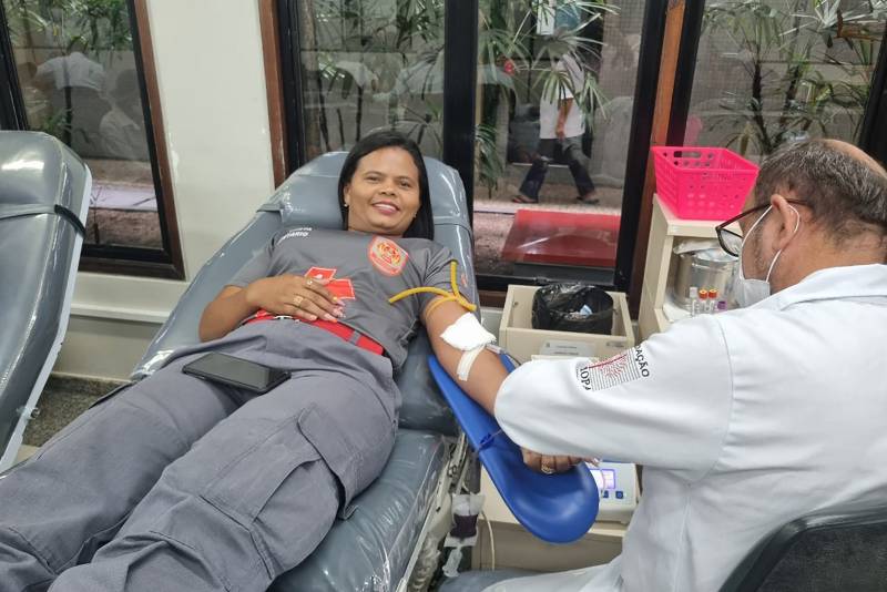 Greicielle Rodrigues Braga doa sangue na sede do Hemopa