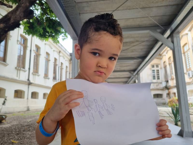 Enquanto espera pelo encontro com o irmão, Pedro Henrique mostra o desenho da família completa, feito durante o atendimento psicológico no hospital.