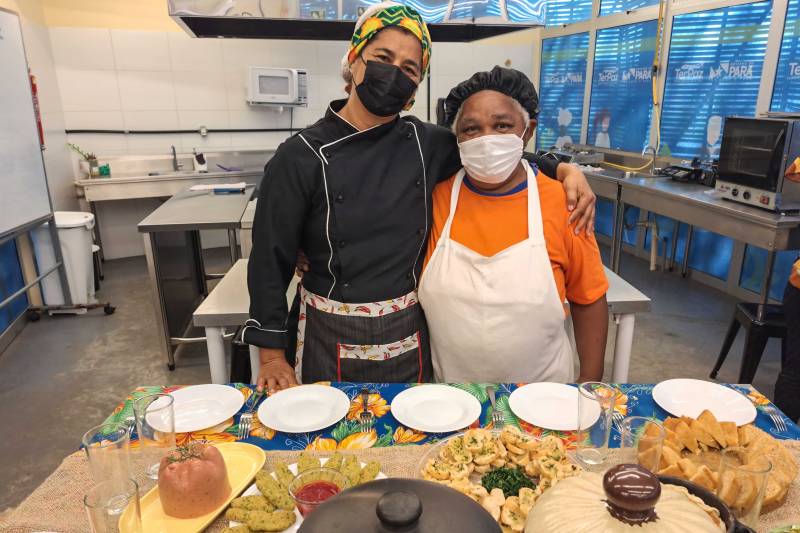 Chef Edna Pessanha com a aluna Raimunda