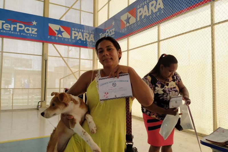Nira Martins com sua cadela Kiara