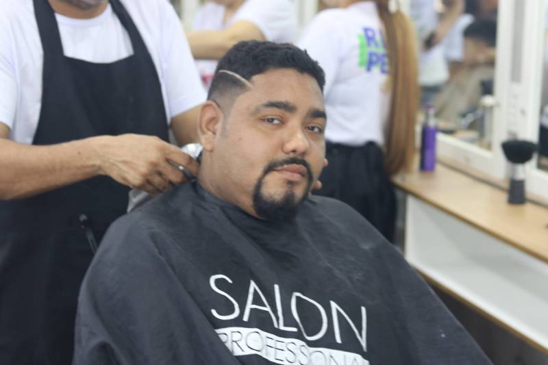 O dj Renato Moraes, de 28 anos, aproveitou o serviço de corre de cabelo para arrumar o visual.