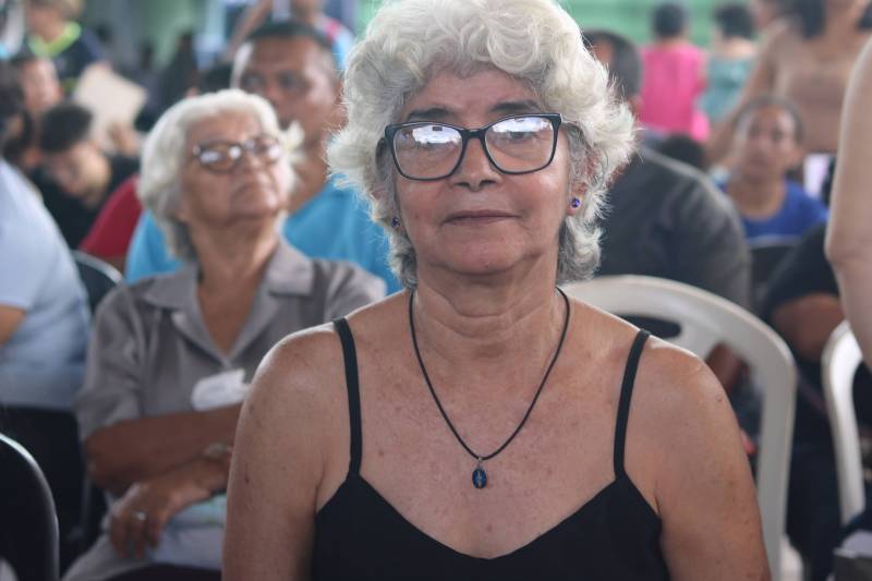 Dona Maria de Lurdes, de 66 anos, aguardava para tirar o RG.