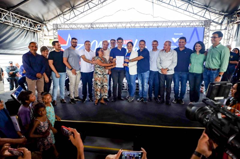 Governador e autoridades públicas com o documento que autoriza a construção da 11ª UsiPaz, modelo de inclusão social 