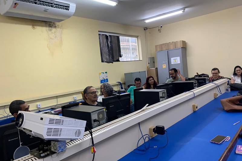 Aula em Laboratório de Informática na rede pública estadual, cujos professores terão capacitação pela Seduc, a partir deste mês de abril (imagem de arquivo)  