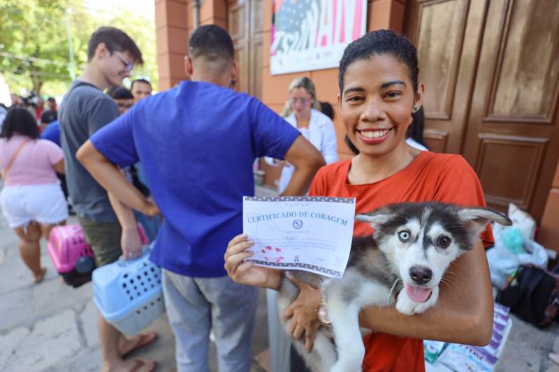 Moradora exibe orgulhosa o cadastro no Programa Pará Patas do cachorro de estimação 