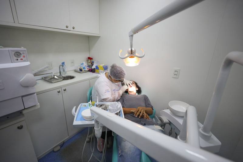 Estutura de atendimento odontológico em carreta do TerPaz, na Praça da República, 
