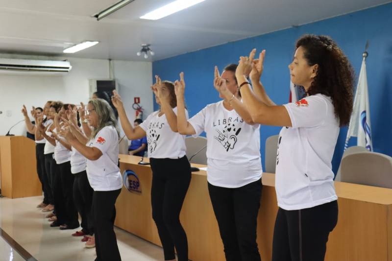 Equipe técnica utiliza a linguagem brasileira de sinais (Libras) na abertura do curso ‘Dialogando com as mãos’