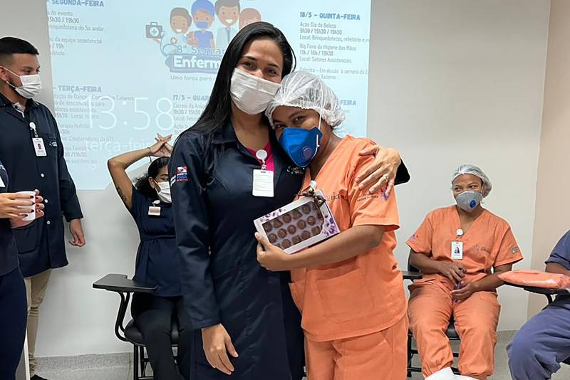 Coordenadora da NGP do Hoiol e a auxiliar de higineização e limpeza, Jéssica Rodrigues.