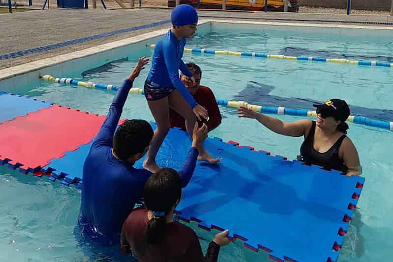 Aos 9 anos, Mozarth Lira é autista e realizou o sonho de aprender a nadar com o auxílio dos professores da UsiPaz.