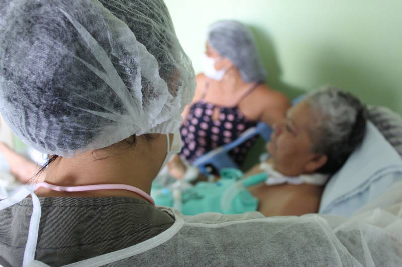 Paciente Benedita durante atendimento fonoaudiólogico