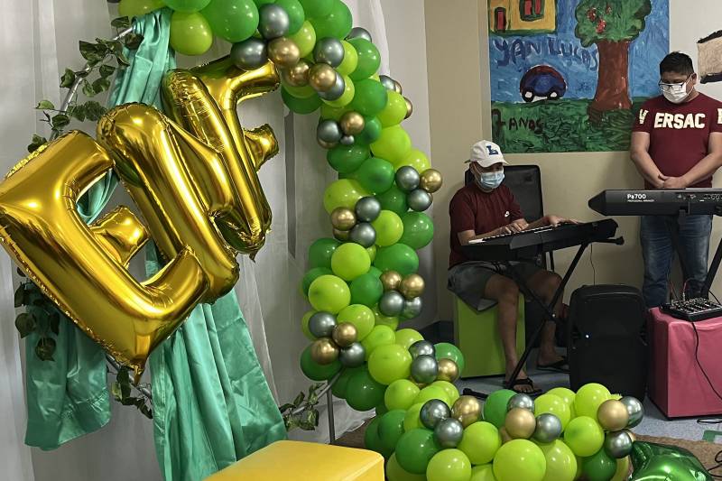 O paciente Roberth Fontenele, durante homenagem aos colaboradores