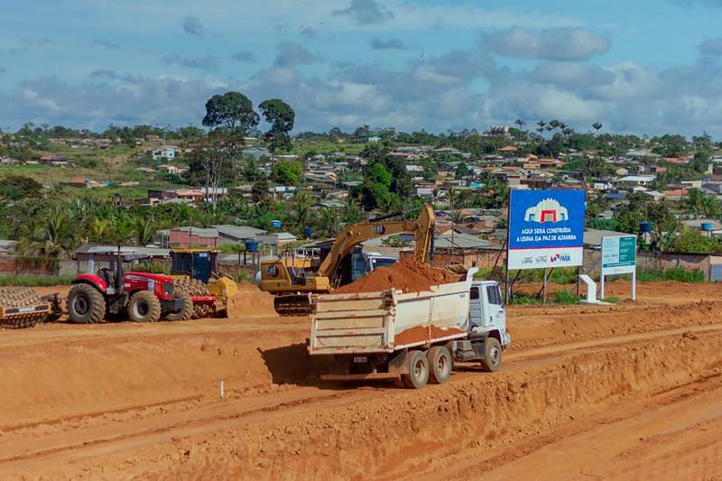 Obra durante a fase de terraplenagem, que avança para levar à população de Altamira os serviços da UsiPaz 