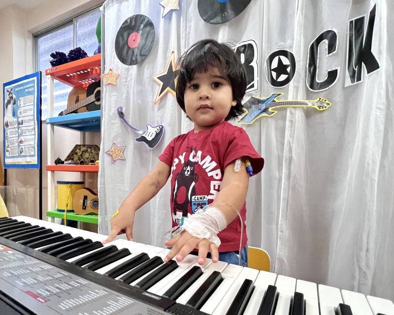 João Arthur dos Anjos, de 1 ano e 11 meses, participou da atividade musical no Hoiol. 