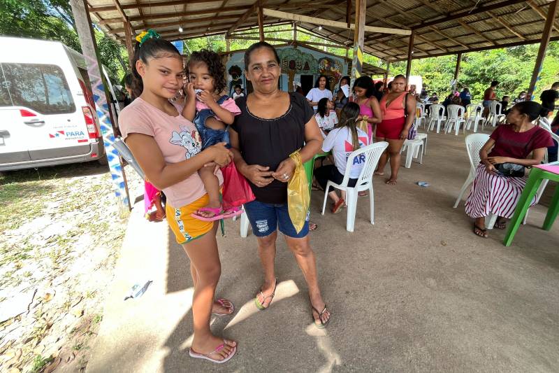 Mulheres adultas, crianças e adolescentes participaram do mutirão de serviços de saúde e cidadania no Quilombo do Abacatal