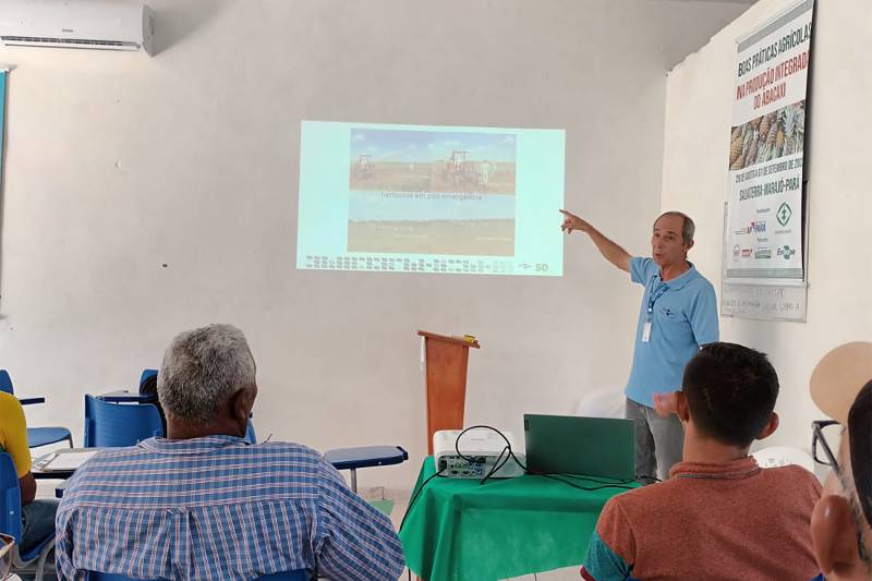 Professor Aristóteles Matos, renomado especialista em abacaxi, ministra o curso em Salvaterra