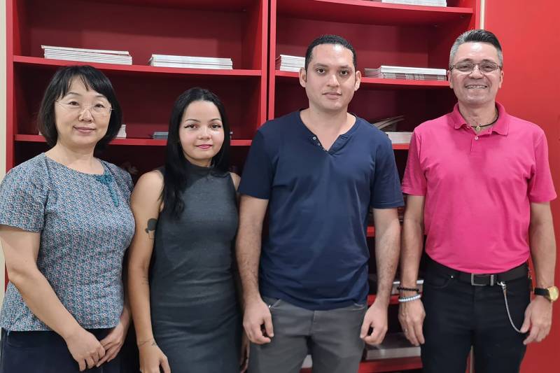Os alunos Maria Tereza e Gabriel Nogueira (ao centro) foram aprovados na prova de proficiência em Língua Chinesa - HSK