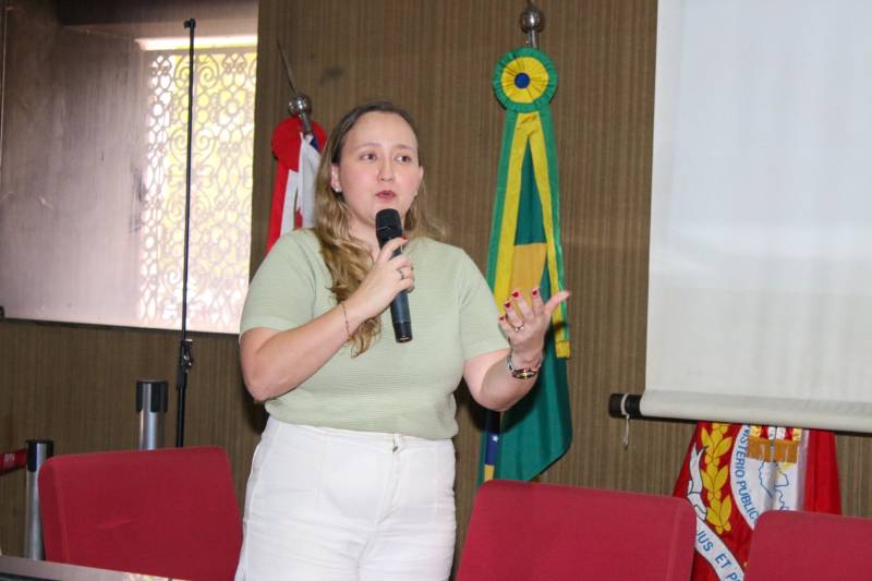 A Diretora de Defesa e Inspeção Animal da ADEPARA mediou palestra de representante do CRMV-PA sobre o controle de qualidade na linha de produção de alimentos 