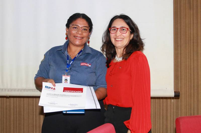 Os palestrantes receberam certificados de participação que foram entregues pela promotora Rejane Ozanan
