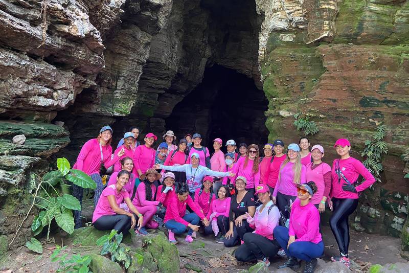 Em frente à caverna, o grupo parou para apreciar as belezas da Serra 