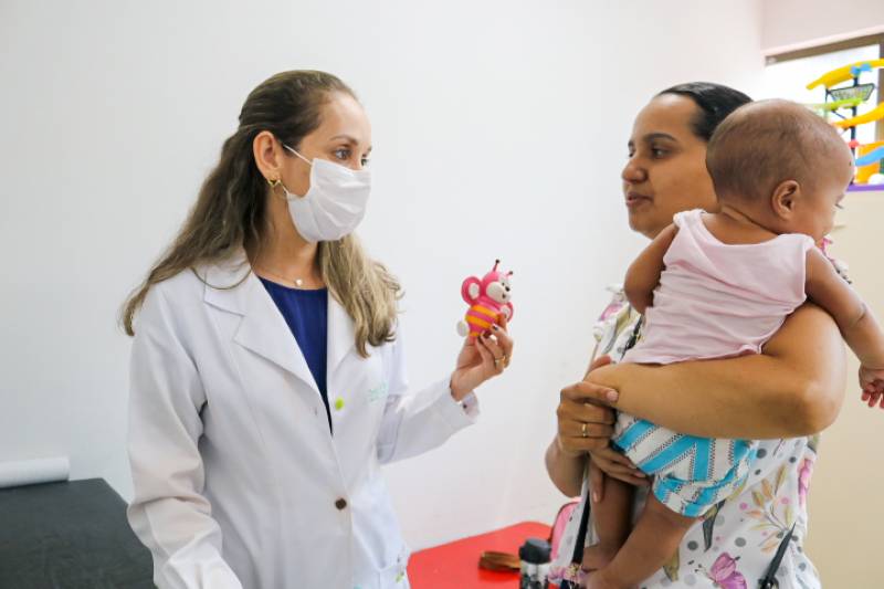 Terapeuta Ocupacional Carla Scasa orientando mãe de paciente