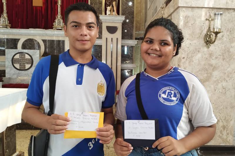 Marcos Alejandro e Yuliara Santos foram premiados com R$ 400 pela 1° e 2• colocação em concurso de redação