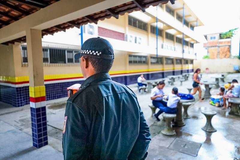 'Escola Segura' mobiliza policiais, psicólogos e assistentes sociais