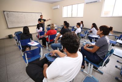 notícia: Estado sanciona aumento de 15% dos professores do magistério e PCCR para administrativos da Seduc