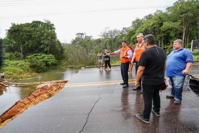 notícia: Governador Helder Barbalho sobrevoa trecho de rodovia que sofreu erosão por conta das chuvas