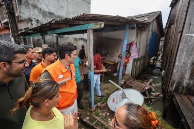 notícia: Governador Helder Barbalho visita famílias atingidas por enchente do rio Uriboca e determina ações emergenciais