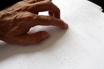notícia: Estudantes com deficiência visual celebram conquistas com alfabetização em braille 