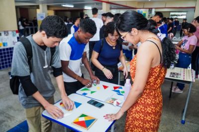 notícia: Cerca de 300 alunos participam da 1ª Mostra de Matemática da 'Visconde de Souza Franco'