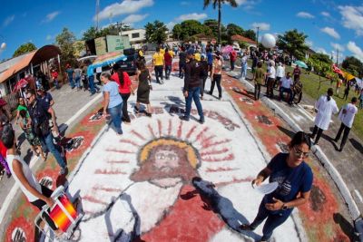 notícia: Festividade de Corpus Christi, em Capanema, leva milhares de fiéis às ruas