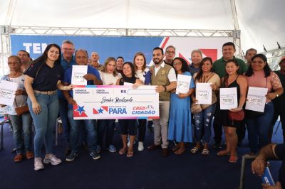 notícia: Em Abaetetuba, mais de 930 famílias recebem cheques do "Sua Casa", "CredCidadão" e títulos de terra