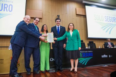 notícia: Cerimônia marca entrega de títulos registrados para comunidades quilombolas do Pará 