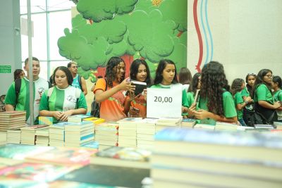 notícia: Grupo de estudantes participa pela 1ª vez de uma edição da Feira Pan-Amazônica do Livro e das Multivozes
