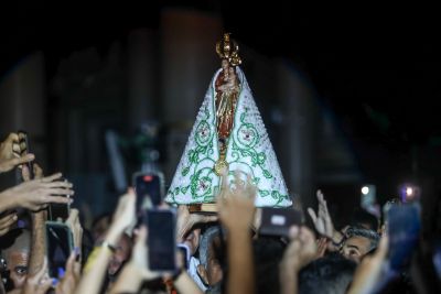 notícia: No tom verde da esperança, manto da Imagem Peregrina é apresentado na Basílica