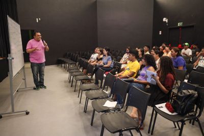 notícia: Estado garante aulas de revisão para prova do Enem, na UsiPaz Cabanagem