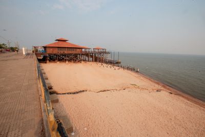 galeria: Governador Helder Barbalho e comitiva de autoridades visita igarapé da praia atingida pelas secas em Santarém