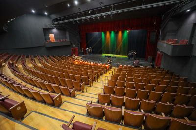 notícia: Segundo dia de atrações reúne mais de 500 pessoas no Teatro Margarida Schivasappa
